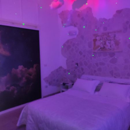 V&M Suite Con Jacuzzi أوستوني الغرفة الصورة